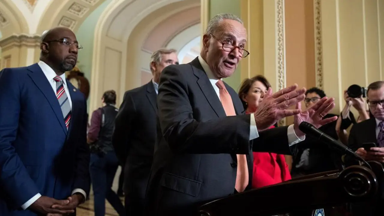 Chuck Schumer, segundo por la izquierda, habla junto a Raphael Warnock, Jeff Merkley y Amy Klobuchar antes de la votaci&oacute;n / EFE/EPA/MICHAEL REYNOLDS
