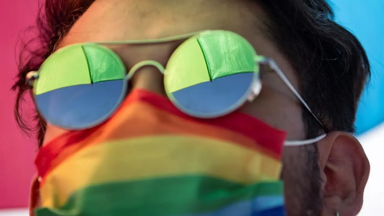 n miembro del colectivo LGTBI+ asiste a una manifestaci&oacute;n contra la decisi&oacute;n del presidente del pa&iacute;s, Recep Tayipp Erdogan, de salir del Convenio de Estambul sobre la prevenci&oacute;n y lucha contra la violencia contra la mujer y la violencia dom&eacute;stica, este s&aacute;bado en Estambul, Turqu&iacute;a. EFE/EPA/ERDEM SAHIN