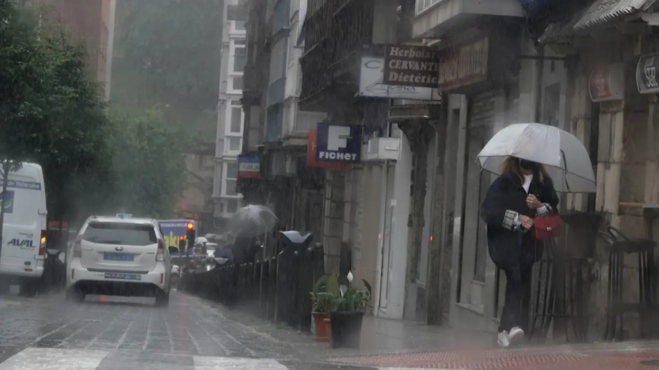 Una persona bajo su paraguas por las calles del centro de Santander. / Hardy