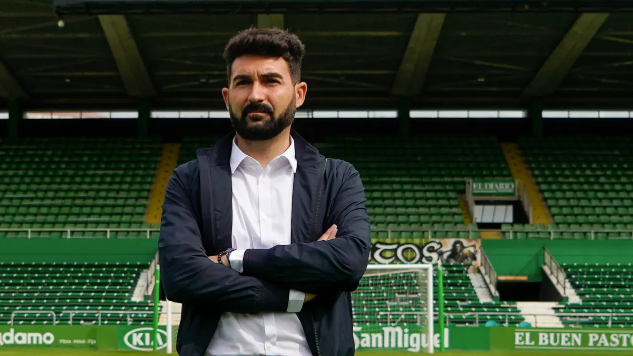 Guillermo Fern&aacute;ndez Romo, entrenador del Racing y encargado de confeccionar la plantilla. / Hardy