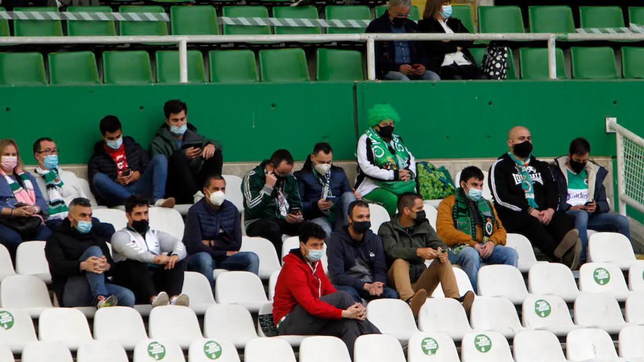 Aficionados del Racing en la grada de Los Campos de Sport. / Hardy