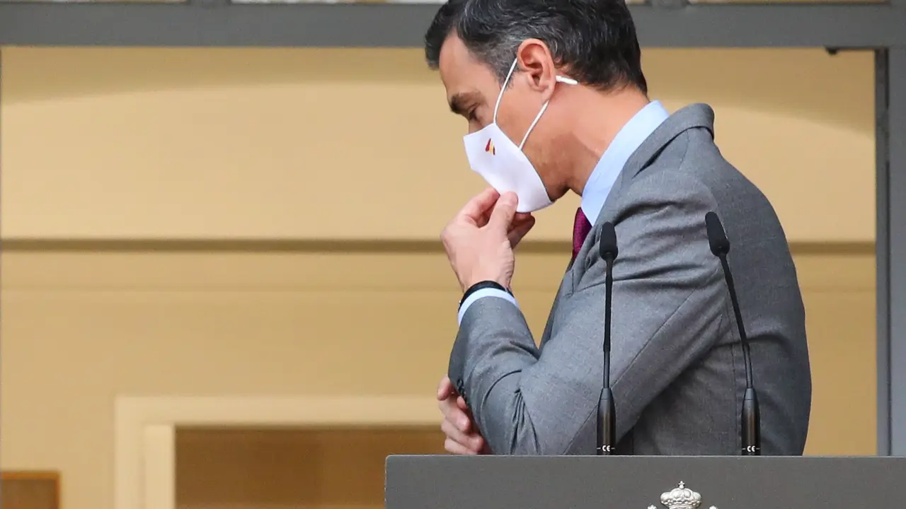 El presidente del Gobierno, Pedro S&aacute;nchez, se pone la mascarilla tras realizar una declaraci&oacute;n institucional tras la celebraci&oacute;n del Consejo de Ministros en el que se han aprobado los indultos a los presos independentistas en prisi&oacute;n, a 22 de junio de 2021, en Madrid (Espa&ntilde;a). El Consejo de Ministros ha aprobado hoy los indultos a los nueve condenados en el juicio del Proc&egrave;s que est&aacute;n en prisi&oacute;n. En palabras del presidente S&aacute;nchez, el gobierno ha decidido afrontar el problema y buscar la concordia, abriendo paso a la reconciliaci&oacute;n y al reencuentro. / M.FERN&Aacute;NDEZ. POOL / Europa Press