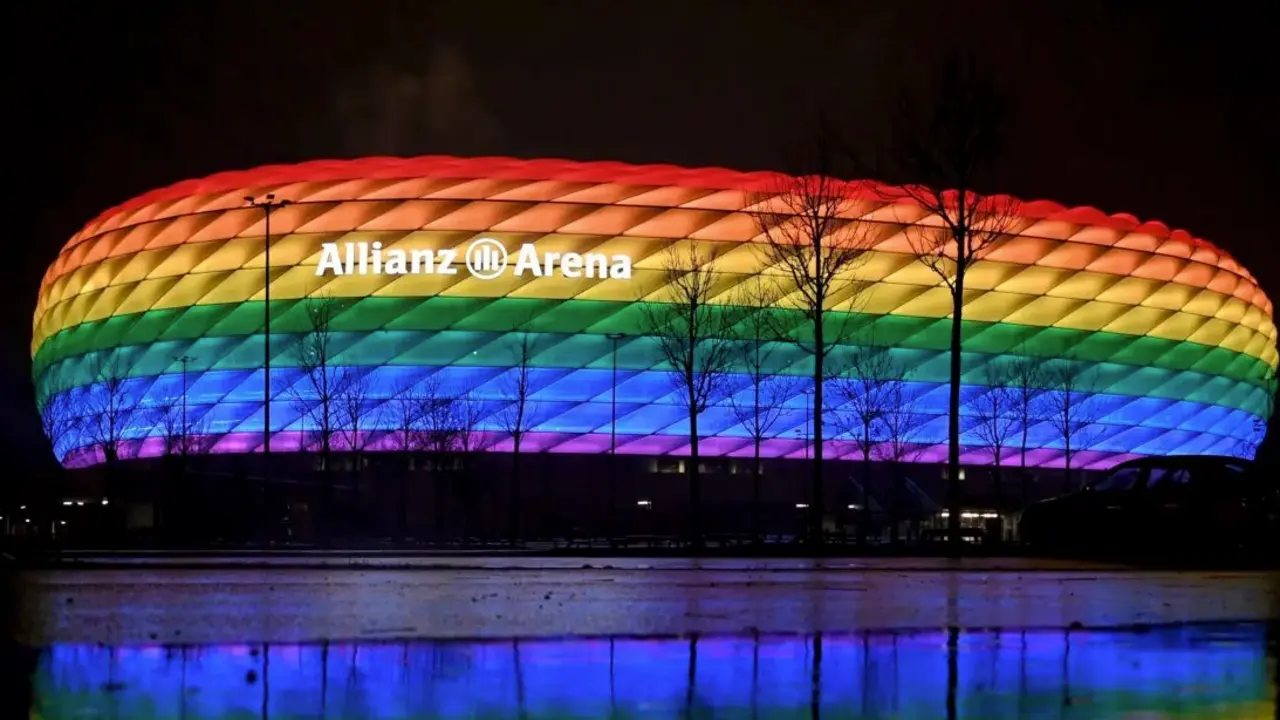 El estadio Allianz Arena con los colores del arco iris.