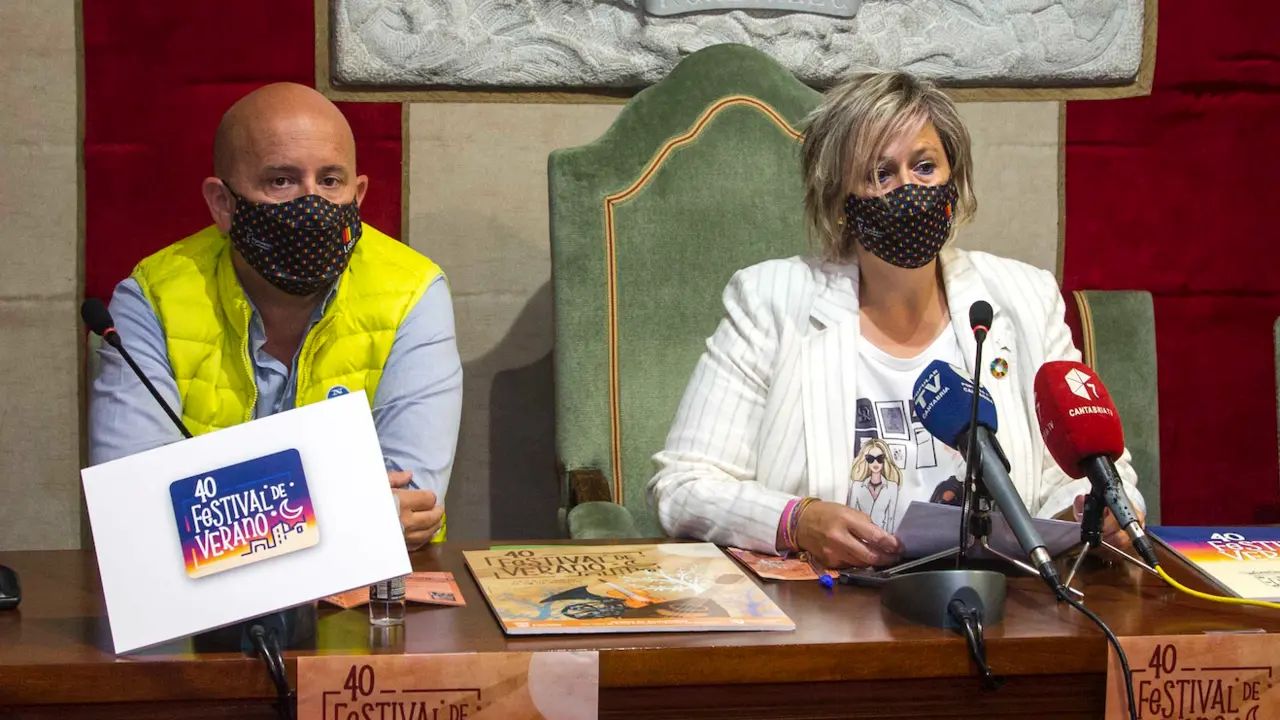 La alcaldesa de Camargo, Esther Bolado y el concejal de Cultura, Jos&eacute; Salm&oacute;n en la presentaci&oacute;n. / ALERTA