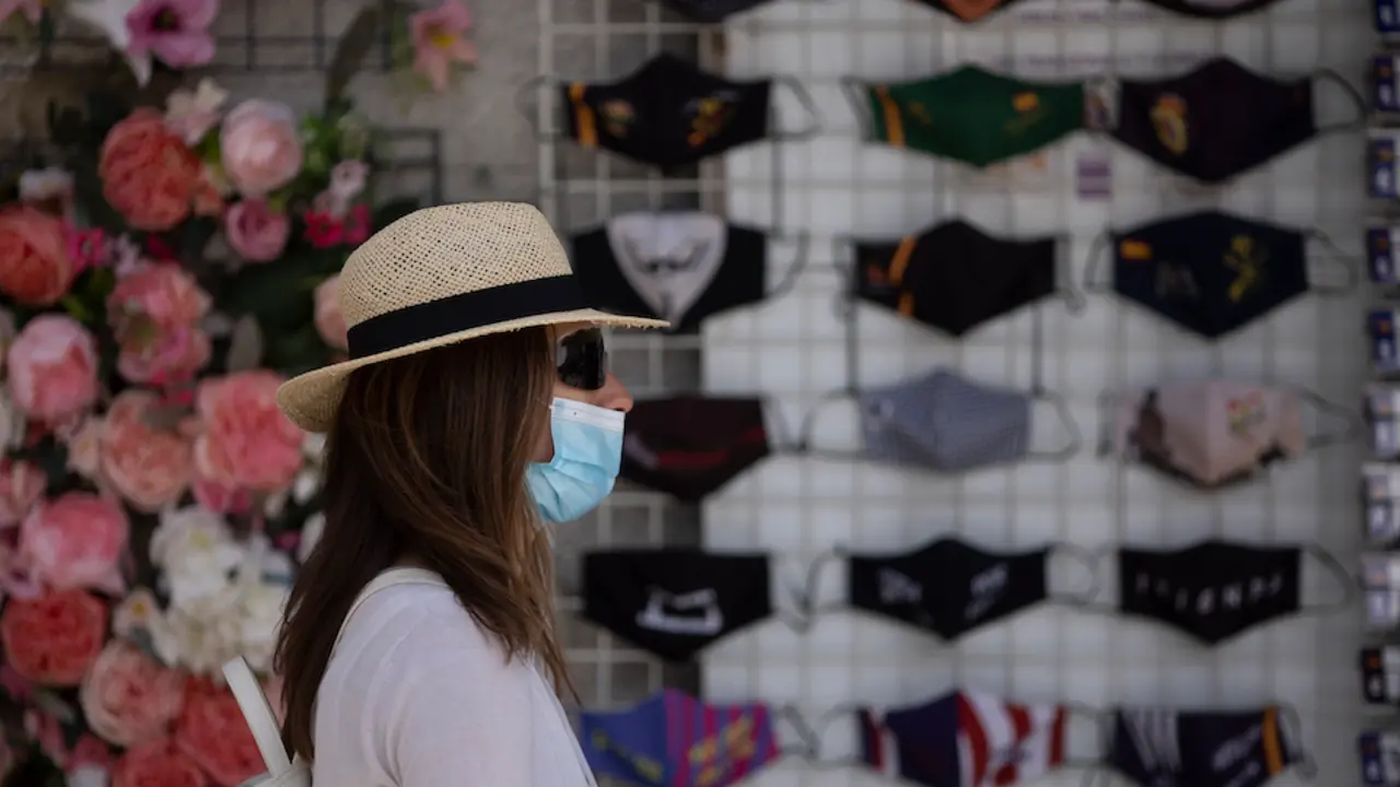 Una mujer con mascarilla, en la Puerta del Sol, a 18 de junio de 2021, en Madrid (Espa&ntilde;a). El presidente del Gobierno, Pedro S&aacute;nchez, ha anunciado que las mascarillas dejar&aacute;n de ser obligatorias en los espacios al aire libre a partir del pr&oacute;ximo s&aacute;bado 26 de junio. El anuncio ha tenido lugar durante su intervenci&oacute;n en la clausura de la Reuni&oacute;n del C&iacute;rculo de Econom&iacute;a en Barcelona. La medida ser&aacute; aprobada el pr&oacute;ximo jueves en un Consejo de Ministros.
18 JUNIO 2021;MASCARILLAS;PANDEMIA;CORONAVIRUS;AIRE LIBRE
Eduardo Parra / Europa Press
18/6/2021