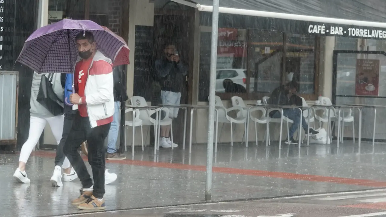 Varias personas por la calle Atilano Rodr&iacute;guez en Santander. / HARDY