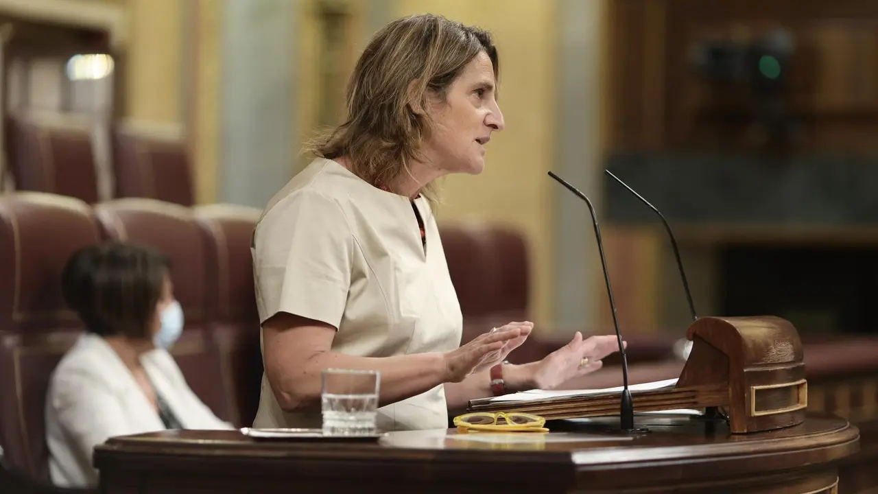 La vicepresidenta primera y ministra de la Presidencia, Relaciones con las Cortes y Memoria Democr&aacute;tica, Carmen Calvo, conversa con el presidente del Gobierno, Pedro S&aacute;nchez, en una sesi&oacute;n de control, a 16 de junio de 2021, en el Congreso de los Diputados