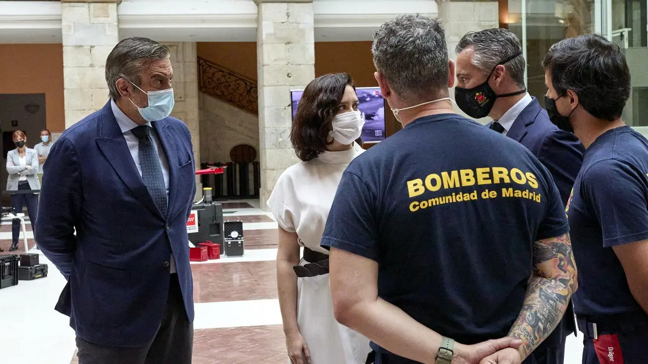 Acompa&ntilde;ada del director de la Agencia de Seguridad y Emergencias de la Comunidad de Madrid Madrid112, Carlos Novillo (3i) y del consejero de Presidencia, Justicia e Interior del Gobierno regional, Enrique L&oacute;pez (1i)