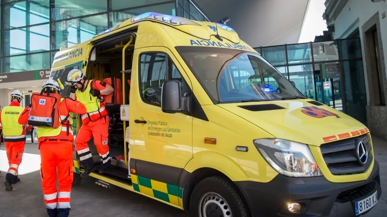 Archivo - Imagen de archivo de una ambulancia del 061