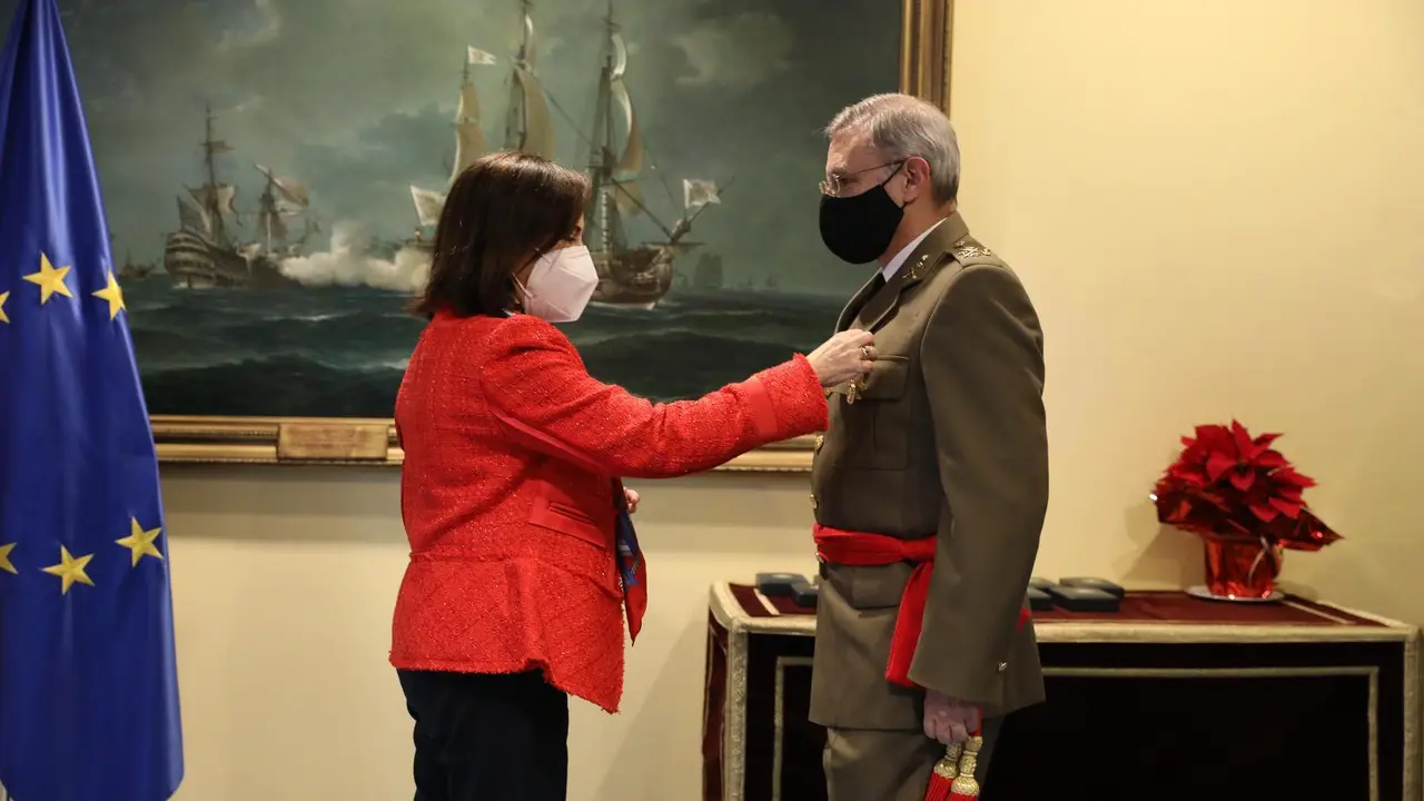 Archivo - La ministra de Defensa, Margarita Robles impone una medalla al teniente general Fernando Jos&eacute; L&oacute;pez Del Pozo por su actuaci&oacute;n en la Operaci&oacute;n Balmis