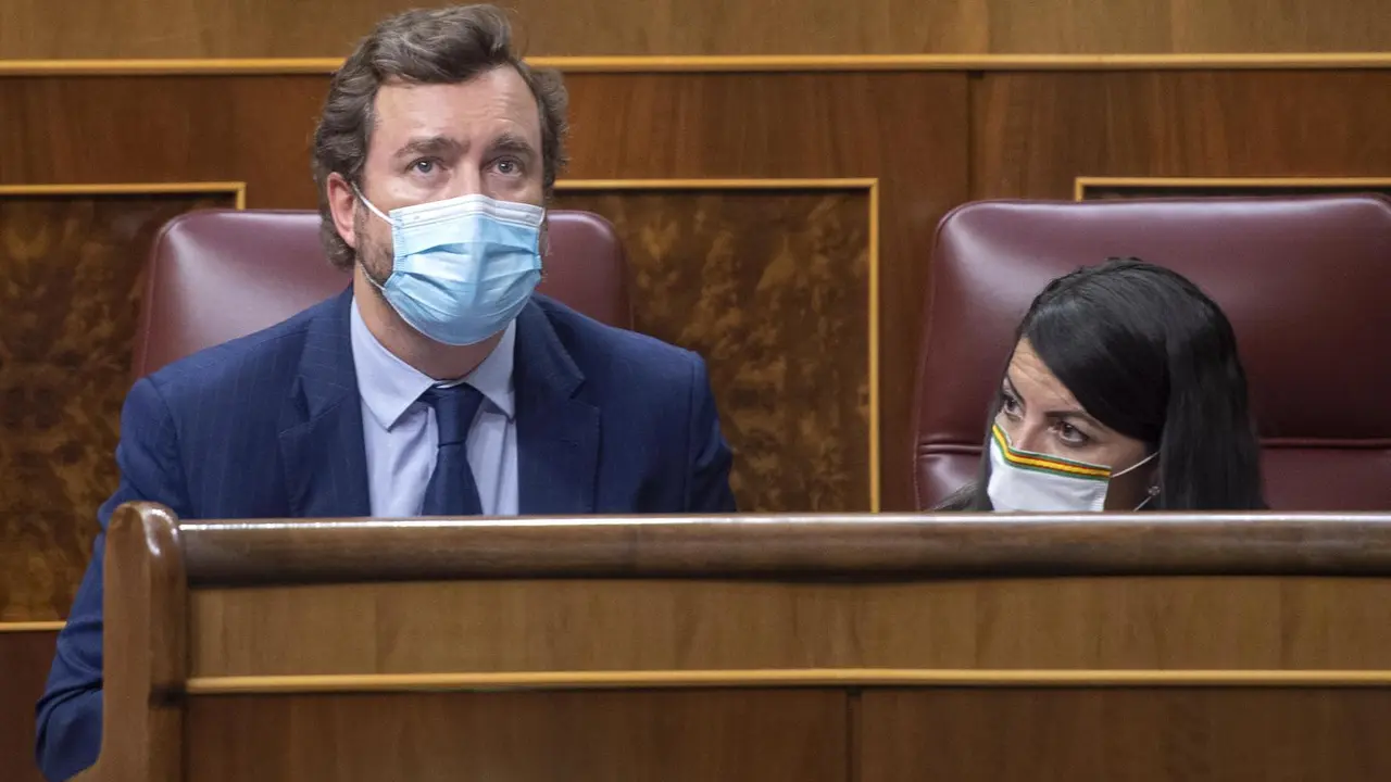 El portavoz parlamentario de Vox, Iv&aacute;n Espinosa de los Monteros; y la portavoz adjunta de Vox en el Congreso, Macarena Olona