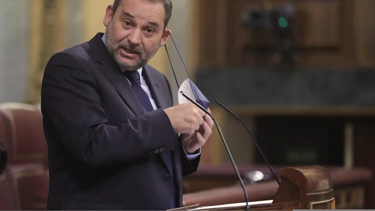 El secretario de Organizaci&oacute;n del PSOE y ministro de Transporte, Movilidad y Agenda Urbana, Jos&eacute; Luis &Aacute;balos, se dispone a intervenir en una sesi&oacute;n de control al Gobierno en el Congreso de los Diputados, a 23 de junio de 2021, en Madrid, (Espa&ntilde;a). El plen