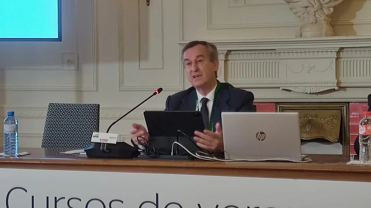 El consejero delegado del Banco Sabadell, C&eacute;sar Gonz&aacute;lez-Bueno, en su intervenci&oacute;n en los cursos de verano de la Universidad Internacional Men&eacute;ndez Pelayo