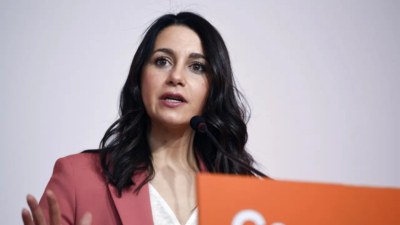 La presidenta de Ciudadanos, In&eacute;s Arrimadas, en una rueda de prensa.