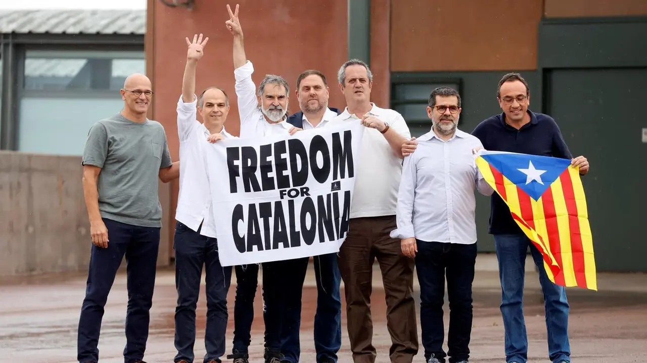 Los presos del proc&eacute;s han abandonado la c&aacute;rcel pasadas las 12.00 horas de este mi&eacute;rcoles despu&eacute;s de que el Tribunal Supremo ha ordenado su excarcelaci&oacute;n en aplicaci&oacute;n del indulto parcial del Gobierno, que conmuta el tiempo que les quedaba por cumplir de las penas de entre nueve y trece a&ntilde;os de prisi&oacute;n. EFE/Quique Garc&iacute;a