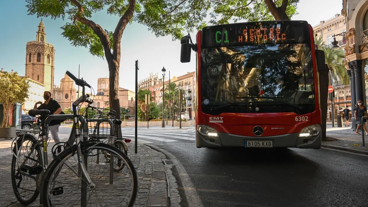Archivo - L&iacute;nea C1 de la EMT de Val&egrave;ncia