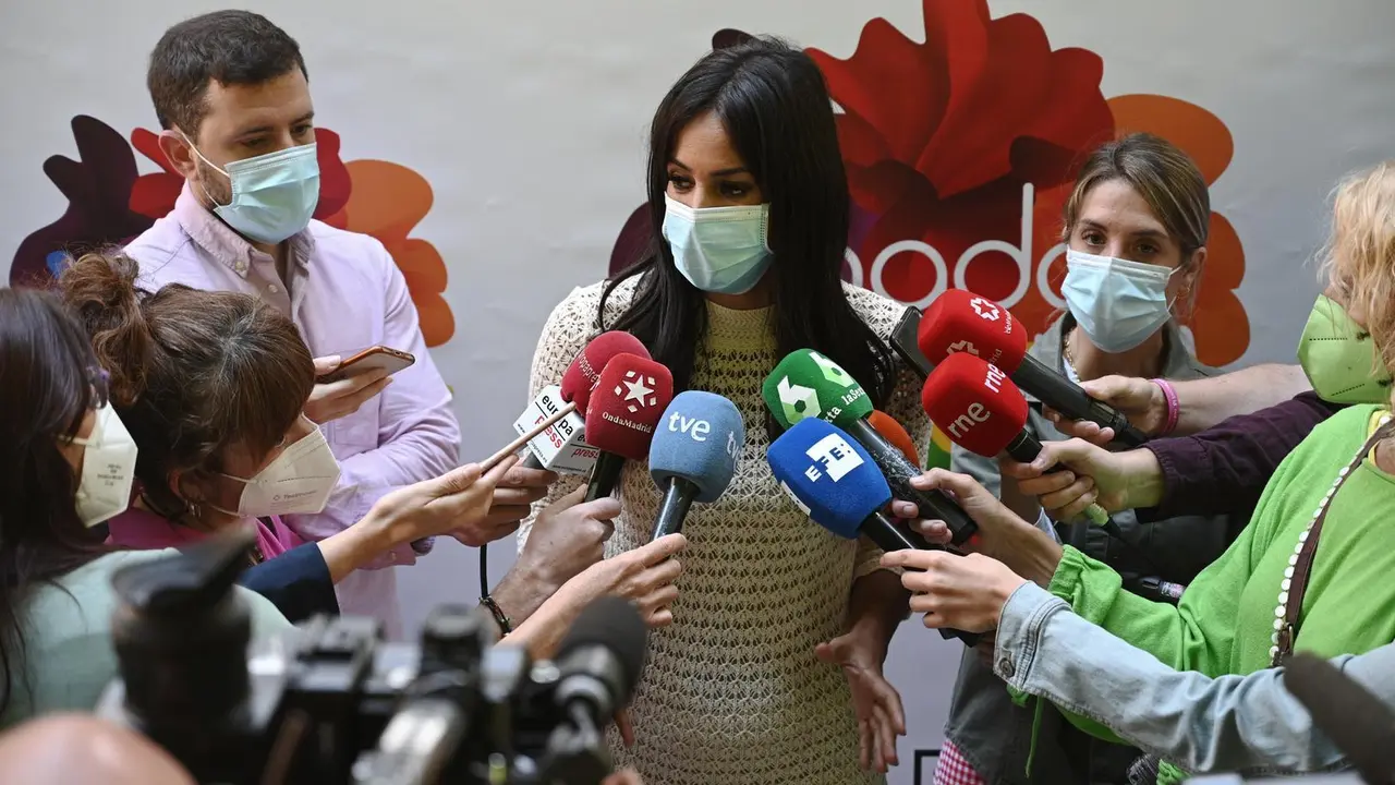 La vicealcaldesa de Madrid, Bego&ntilde;a Villac&iacute;s, ofrece declaraciones a los medios de comunicaci&oacute;n durante la presentaci&oacute;n de la programaci&oacute;n oficial de MADO 2021 (Madrid Orgullo), a 23 de junio de 2021, en el Museo Thyssen-Bornemisza, Madrid