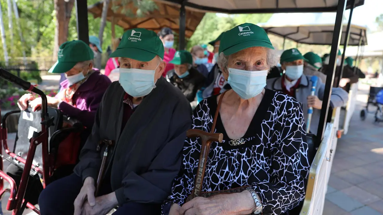 Archivo - Varios ancianos de residencias del Grupo Casaverde en Navalcarnero, Madrid, durante una visita al  Zoo Aquarium.