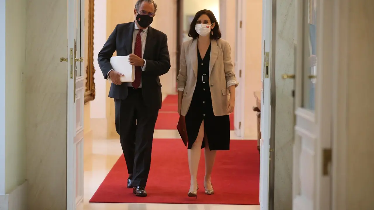 El consejero de Educaci&oacute;n, Universidades, Ciencia y portavoz del Gobierno, Enrique Ossorio; y la presidenta de la Comunidad e Madrid, Isabel D&iacute;az Ayuso, a su llegada a una rueda de prensa posterior a una reuni&oacute;n del Consejo de Gobierno de la Comunidad de 