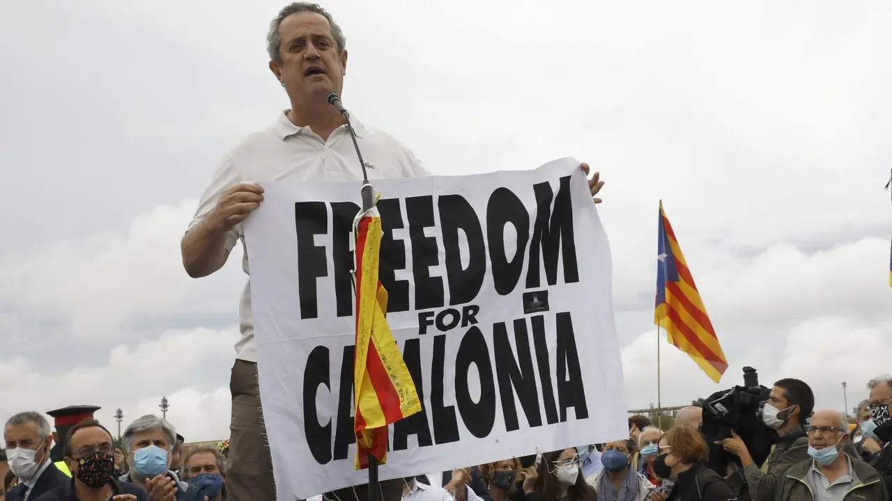 El exconseller de Interior de la Generalitat Joaquim Forn (PDeCAT), interviene con un cartel en el que se lee: `Freedom for Catalonia&acute;, tras salir de la prisi&oacute;n de LLedoners, un d&iacute;a despu&eacute;s de ser indultado por el Gobierno de Espa&ntilde;a, a 23 de junio de 2021