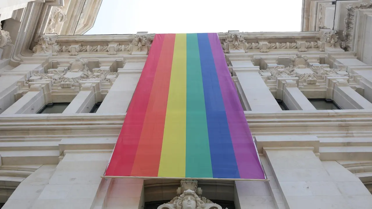 Archivo - Bandera LGTBI colacada en la parte izquierda de la fachada del Palacio de Cibeles, sede del Ayuntamiento de Madrid, durante las fiestas del Orgullo LGTBI 2019.