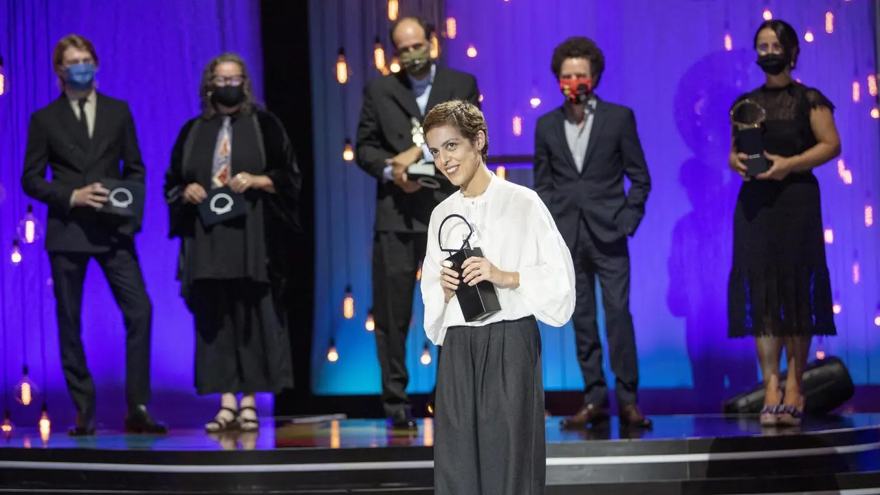 Archivo - La directora Dea Kulumbegashvili durante la gala de clausura y entrega de premios en el pasado Festival Internacional de Cine de San Sebasti&aacute;n