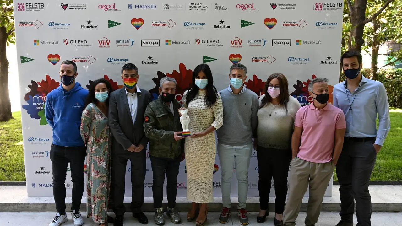 El coordinador de MADO, Juan Carlos Alonso (3i); la vicealcaldesa de Madrid, Bego&ntilde;a Villac&iacute;s (5i); la presidenta de COGAM &ndash; Colectivo LGTB+ de Madrid, Carmen Garc&iacute;a de Merlo (3d), y el presidente de AEGAL (Comercio, ocio, turismo y cultura gayfriendly), A