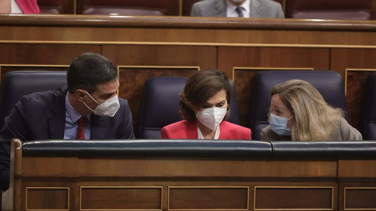 (I-D) El presidente del Gobierno, Pedro S&aacute;nchez; la vicepresidenta primera, Carmen Calvo; y la vicepresidenta segunda, Nadia Calvi&ntilde;o, en el Congreso