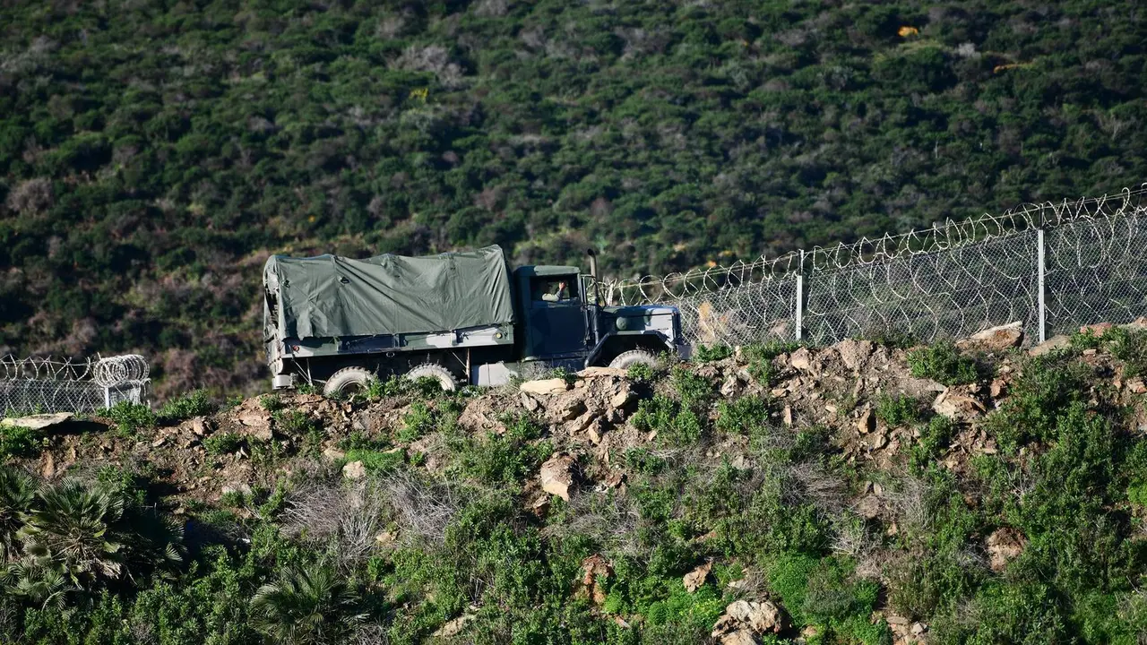 Archivo - Un cami&oacute;n del ej&eacute;rcito marroqu&iacute; patrulla frente al tramo del vallado perimetral que separa Espa&ntilde;a de Marruecos, en Ceuta (Espa&ntilde;a)