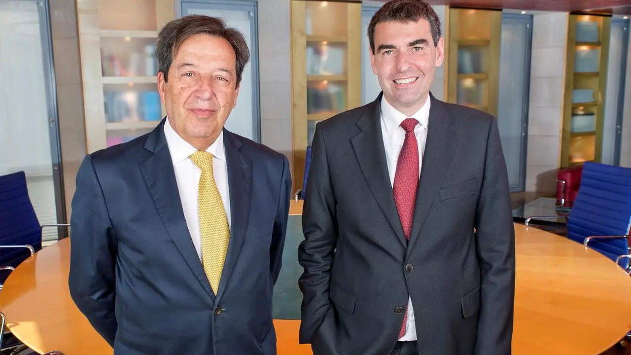 Archivo - El director general de Arquia Banca, Javier Ventura, y el presidente de la entidad, Javier Navarro