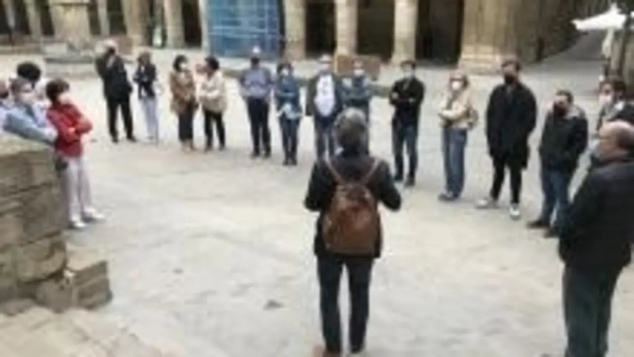 Visita de los parlamentarios a la Iglesia de Santa Mar&iacute;a de la Asunci&oacute;n en Viana.