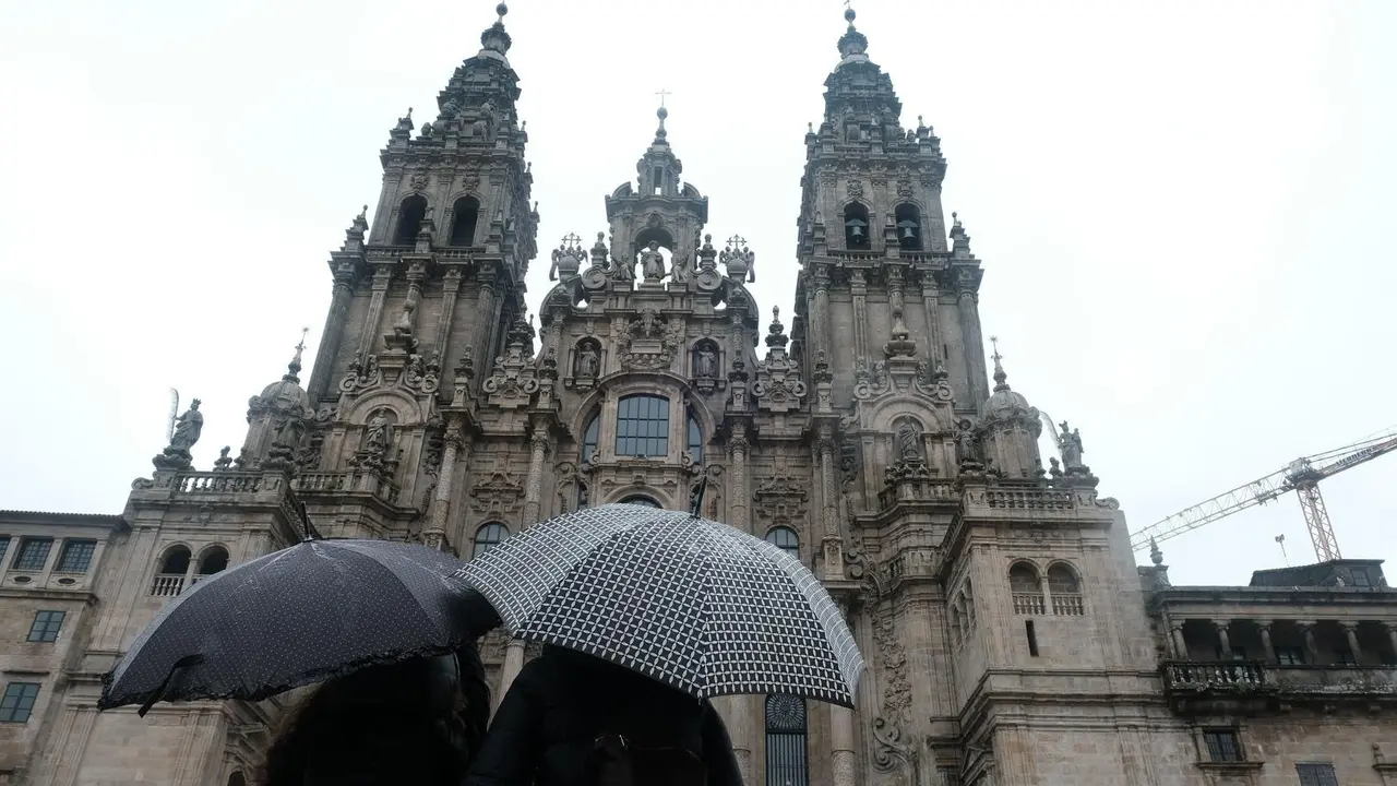 Archivo - Una pareja observa la catedral de Santiago sin andamios despu&eacute;s de varios a&ntilde;os de obras.