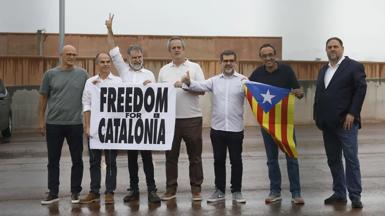 (I-D) El exconseller de Asuntos Exteriores, Relaciones Institucionales y Transparencia de la Generalitat Ra&uuml;l Romeva (ERC), el exconseller de la Presidencia y ex portavoz de la Generalitat Jordi Turull (JxCat), el presidente de &Ograve;mnium Cultural, Jordi Cuix