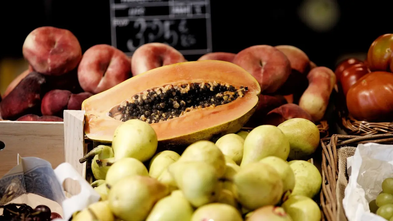 Archivo - Paraguayos, papayas, peras y tomates en un mercado.