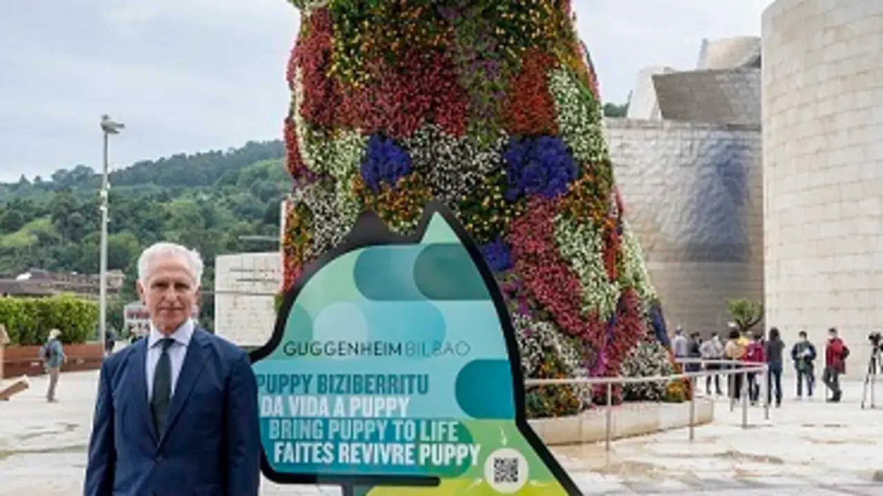 El director del Museo Guggenheim Bilbao, Juan Ignacio Vidarte, junto a Puppy.