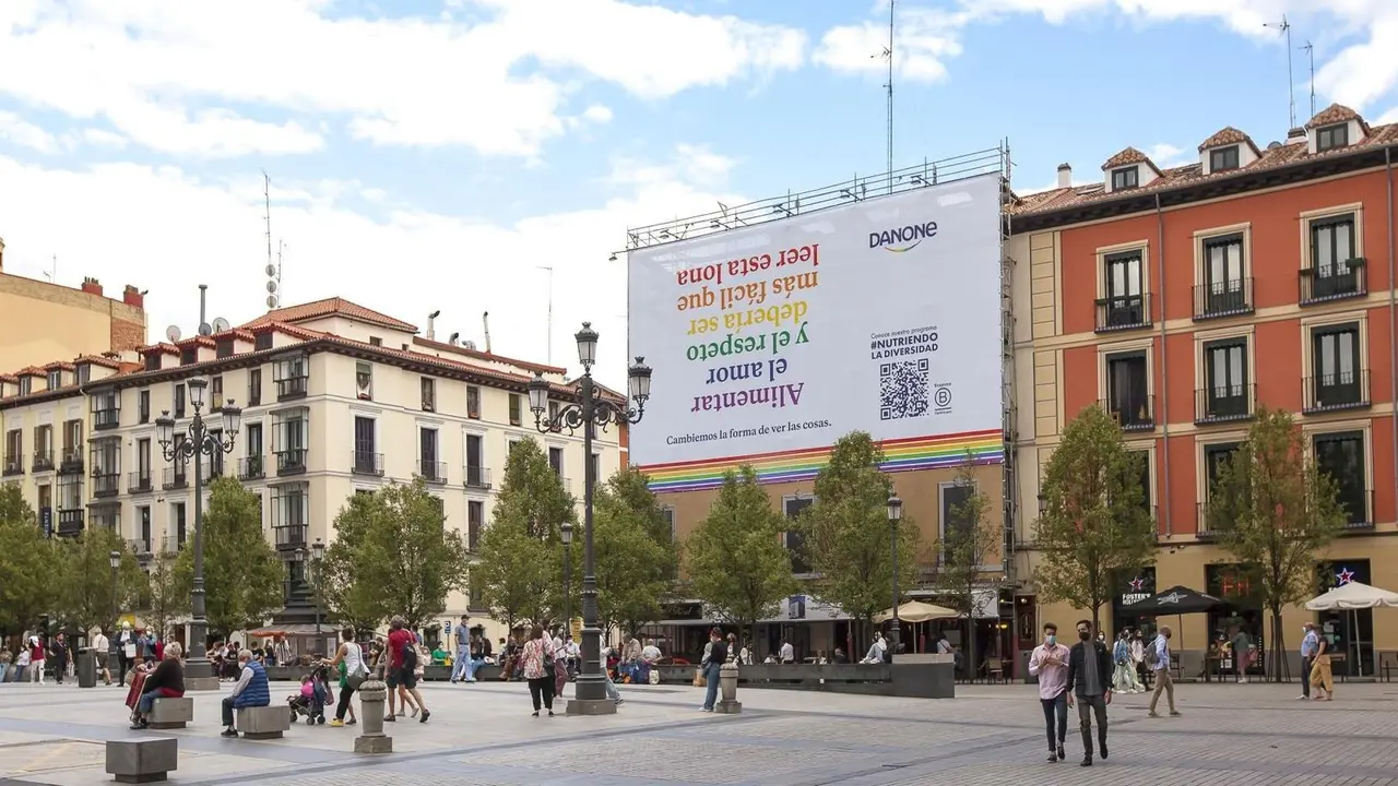 Danone despliega la campa&ntilde;a 'Nutriendo la Diversidad' por el mes del Orgullo LGTBI. En la Plaza de &Oacute;pera, en Madrid