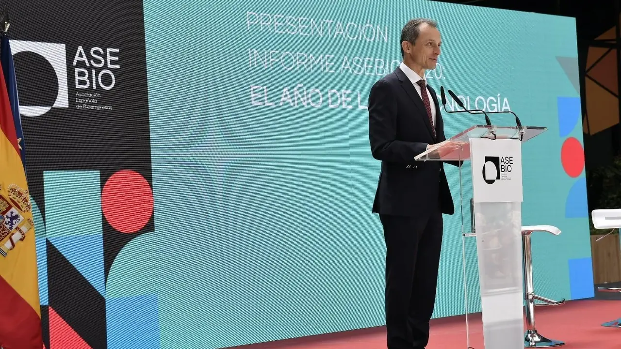 El ministro de Ciencia e Innovaci&oacute;n, Pedro Duque, durante la presentaci&oacute;n del Informe AseBio 2020