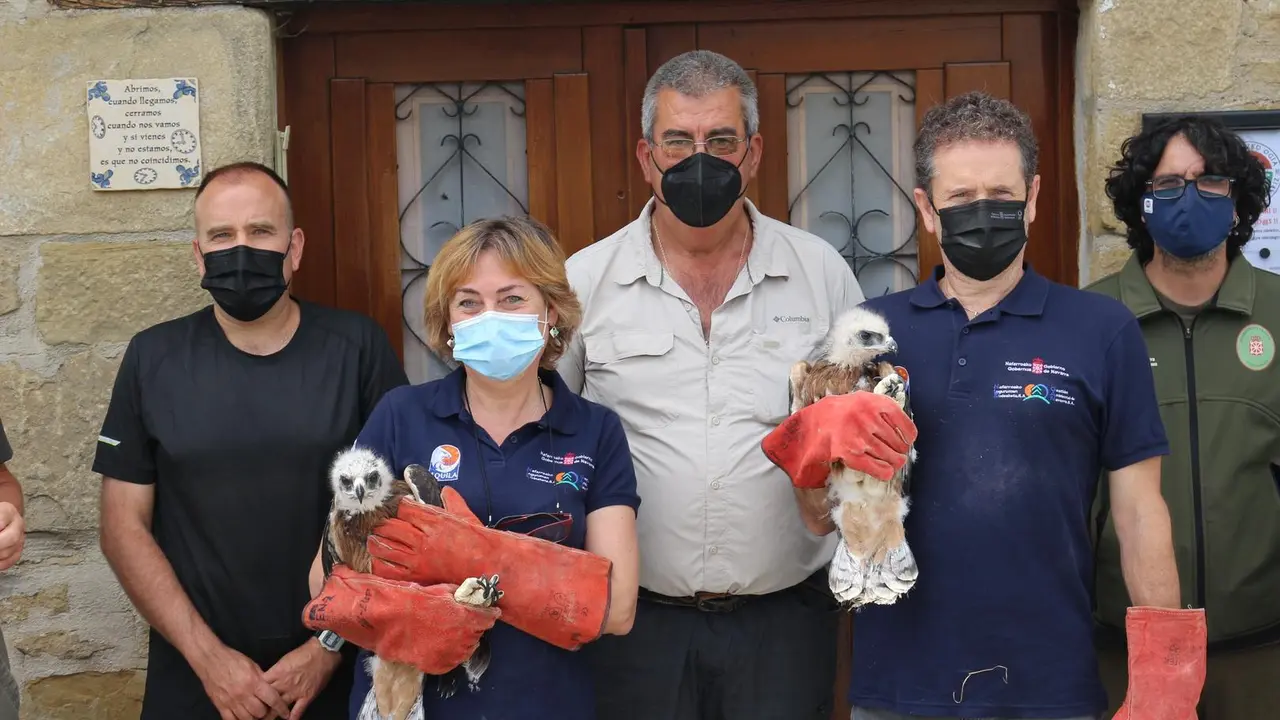 Julia Palacios, t&eacute;cnica del Departamento, y Pablo Mu&ntilde;oz, Director General de Medio Ambiente, con los nuevos ejemplares de &aacute;guila de Bonelli junto a representantes de los cazadores, del ayuntamiento y de Basozainak-Guarderio de Medio Ambiente.