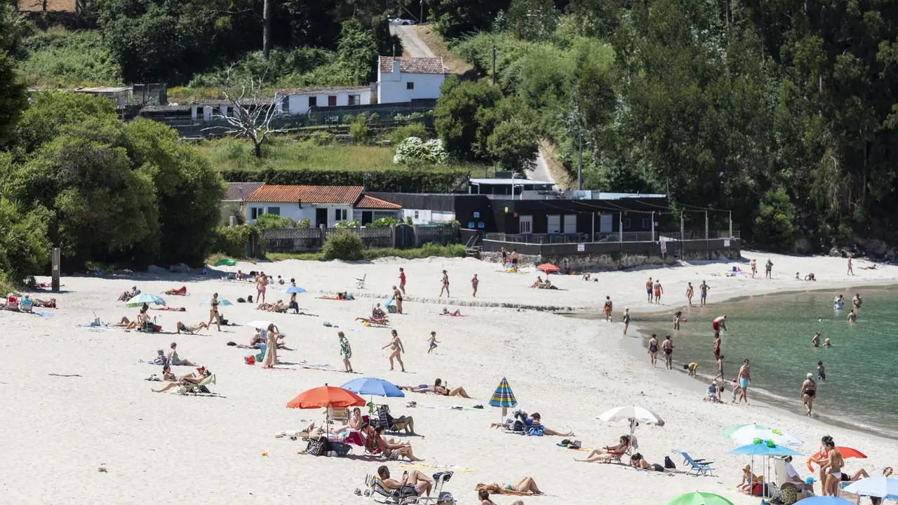 Varias personas se ba&ntilde;an y toman el sol en una playa del municipio de Mar&iacute;n, a 5 de junio de 2021, en Mar&iacute;n, Pontevedra, Galicia, (Espa&ntilde;a).