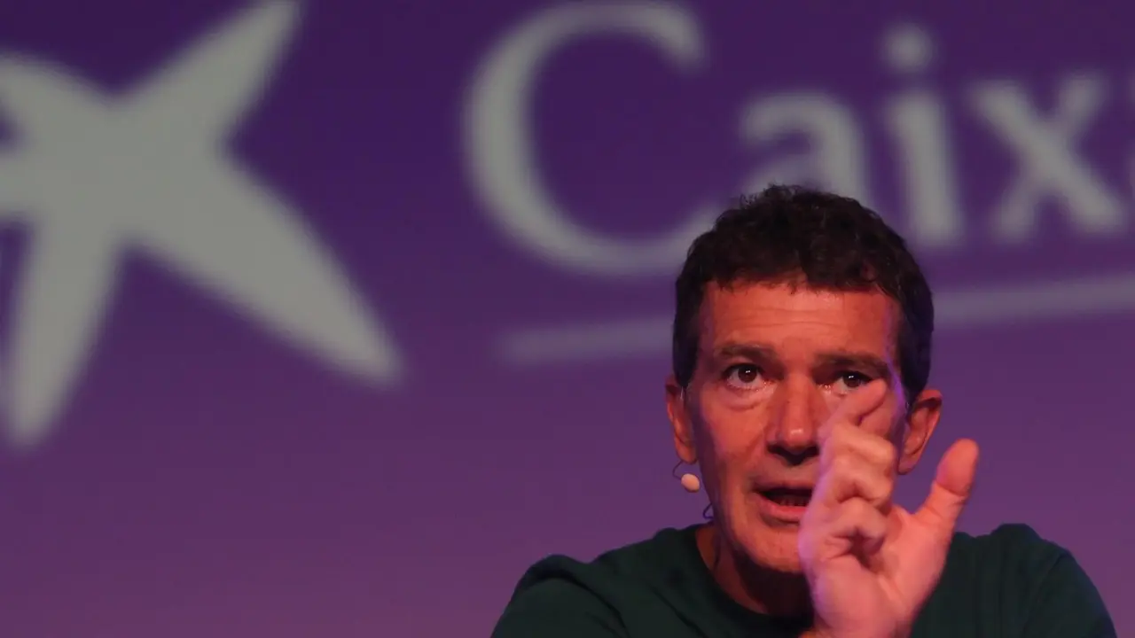 El Teatro del Soho de Antonio Banderas abrir&aacute; sus puertas a mediados de noviembre Las funciones de A Chorus Line, el espect&aacute;culo inaugural, que present&oacute; Antonio Banderas este jueves, se prolongar&aacute;n en M&aacute;laga hasta el 26 de enero.Antonio Banderas y el elenco de A Chorus Line presentaron este jueves a modo de ensayo ante los medios un adelanto del musical, que inaugurar&aacute; el Teatro del Soho Caixabank a mediados de noviembre. El espect&aacute;culo podr&aacute; verse, con el mismo Banderas de protagonista, hasta el 26 de enero. As&iacute;, aunque en un principio la apertura estaba prevista para mediados de octubre, tanto la envergadura de las obras de restauraci&oacute;n del antiguo Teatro Alameda de la calle C&oacute;rdoba como los compromisos adquiridos por Banderas a cuenta del &eacute;xito de Dolor y gloria, la pel&iacute;cula de Pedro Almod&oacute;var, han obligado a posponer la puesta de largo. A cambio, si en un principio estaba previsto que las funciones de A Chorus Line se prolongaran con Antonio Banderas en el reparto hasta finales de diciembre, finalmente lo har&aacute;n como compensaci&oacute;n hasta finales de enero. La fecha de inauguraci&oacute;n definitiva queda a&uacute;n por concretar, pero la maquinaria ya est&aacute; en marcha. Baayork Lee, directora art&iacute;stica, que form&oacute; parte del montaje original de 1975, volvi&oacute; a confirmar este lunes que la producci&oacute;n del Teatro del Soho Caixabank es una de las mejores de cu&aacute;ntas se han estrenado del musical creado por Michael Bennett en todo el mundo. Y, a tenor del fragmento presentado a los medios, las previsiones pueden mantenerse bien altas. Lee acompa&ntilde;&oacute; a Banderas en la presentaci&oacute;n, celebrada en la Escuela Superior de Artes Esc&eacute;nicas de M&aacute;laga (Esaem), en la que tambi&eacute;n participaron diversos responsables art&iacute;sticos y de producci&oacute;n de A Chorus Line, as&iacute; como el director musical del Teatro del Soho Caixabank, Arturo D&iacute;ez Boscovich. Banderas subray&oacute; que el proyecto del Teatro del Soho nace &ldquo;para Malaga desde M&aacute;laga&rdquo;, ya que la idea es que los espect&aacute;culos que nazcan en este centro de producci&oacute;n adquieran proyecci&oacute;n internacional. Y A Chorus Line quiere ser un buen ejemplo de ello