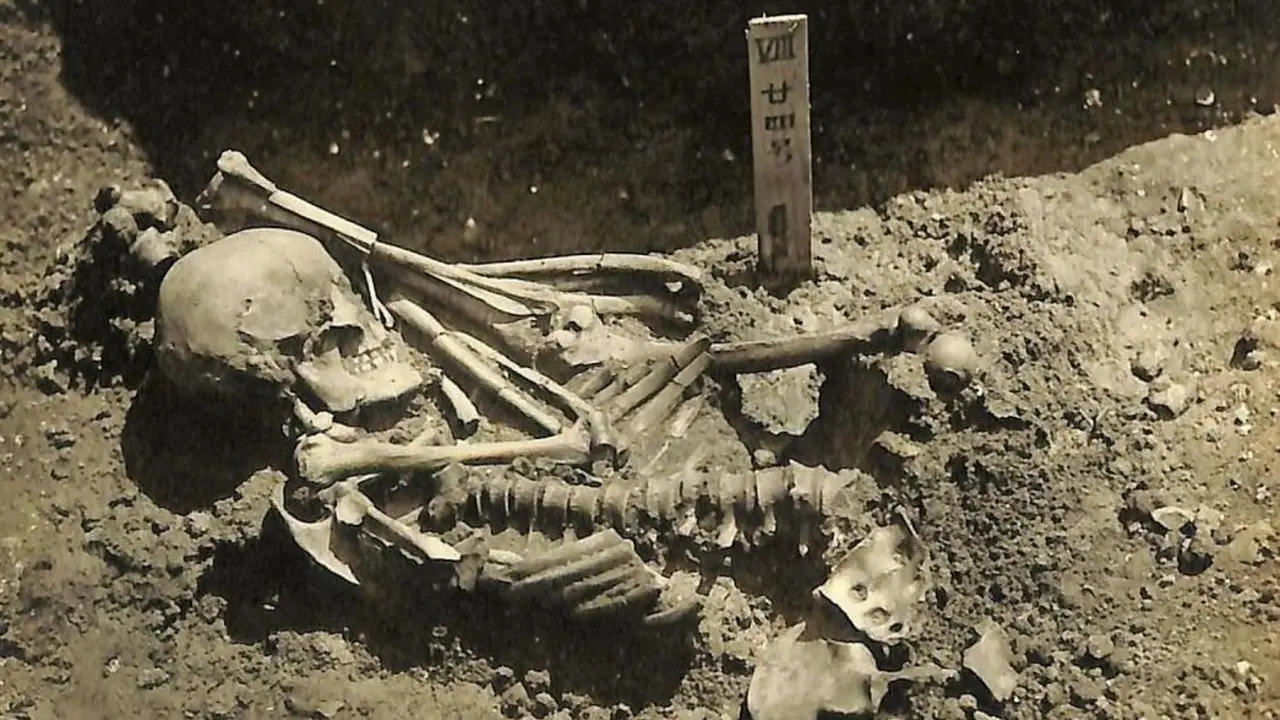 Fotograf&iacute;a original de la excavaci&oacute;n de Tsukumo No. 24, cortes&iacute;a del Laboratorio de Antropolog&iacute;a F&iacute;sica de la Universidad de Kyoto