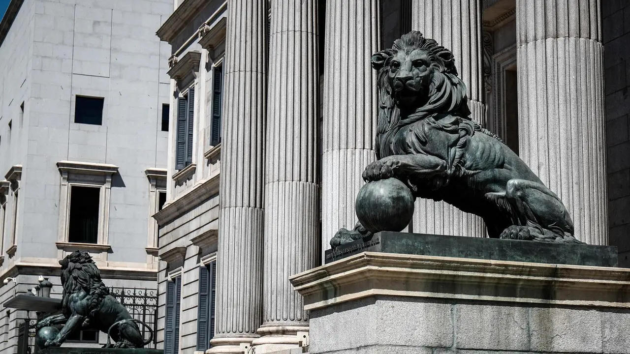 Archivo - Fachada del Congreso de los Diputados de Madrid con sus emblem&aacute;ticos leones.