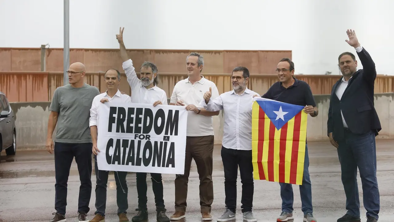 (I-D) El exconseller de Asuntos Exteriores, Relaciones Institucionales y Transparencia de la Generalitat Ra&uuml;l Romeva (ERC), el exconseller de la Presidencia y ex portavoz de la Generalitat Jordi Turull (JxCat), el presidente de &Ograve;mnium Cultural, Jordi Cuix