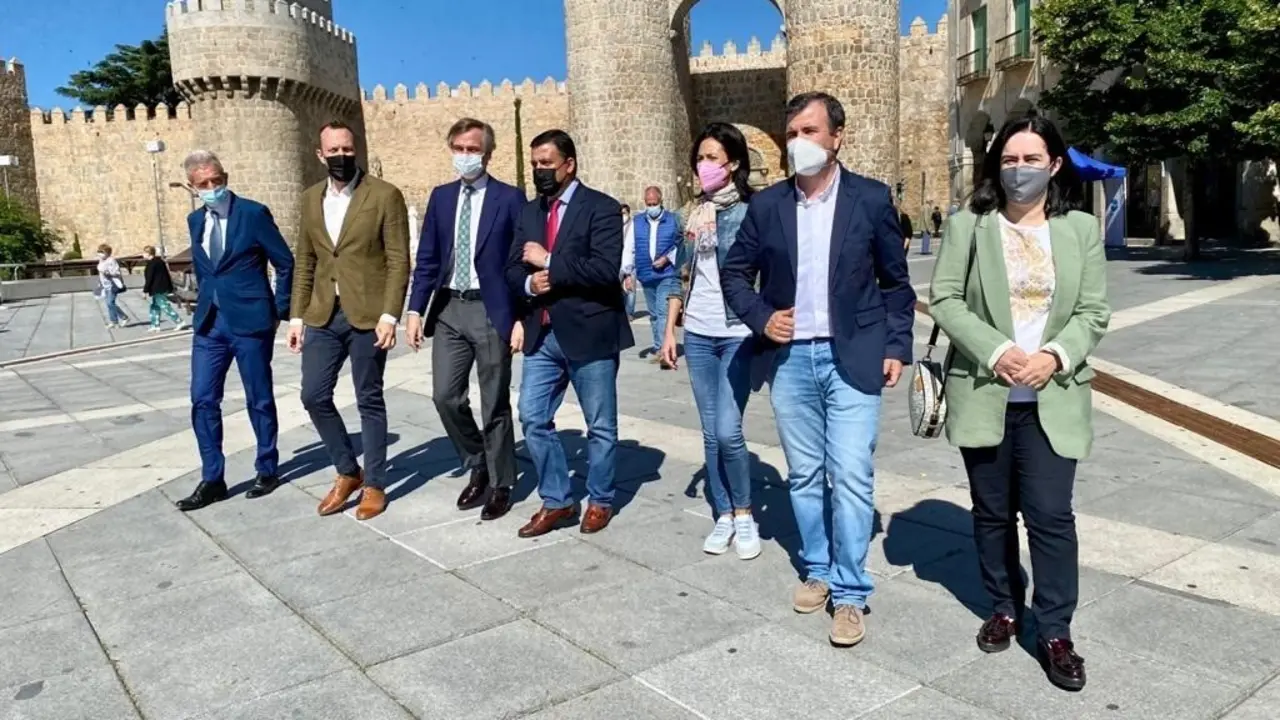 L vicesecretario general de Territorial del Partido Popular, Antonio Gonz&aacute;lez Terol, (tercero por la izquierda) con los dirigentes del PP de &Aacute;vila.