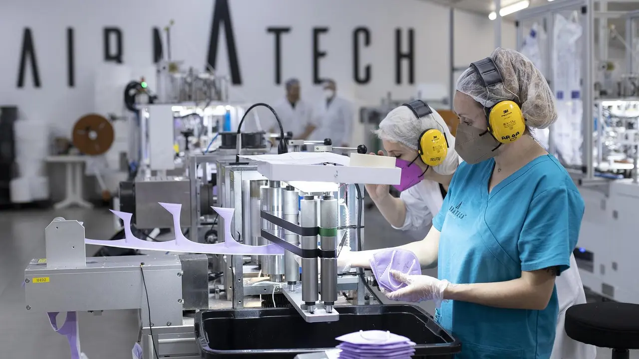 Archivo - Varias trabajadoras hacen mascarillas FFP2 moradas  en la f&aacute;brica de Airnatech Antiviral, en Castell&oacute;n de la Plana, Comunidad Valenciana (Espa&ntilde;a), a 10 de febrero de 2021. 