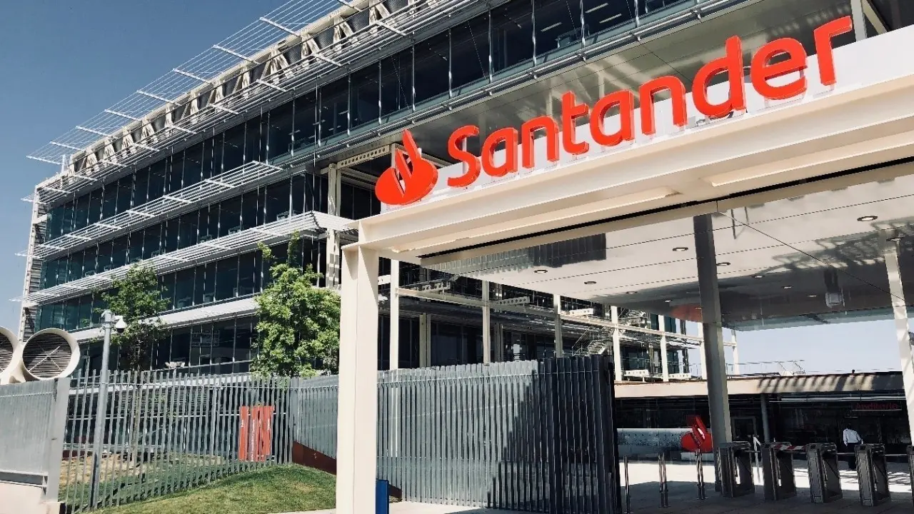 Archivo - Imagen de archivo de una sede del banco Santander.