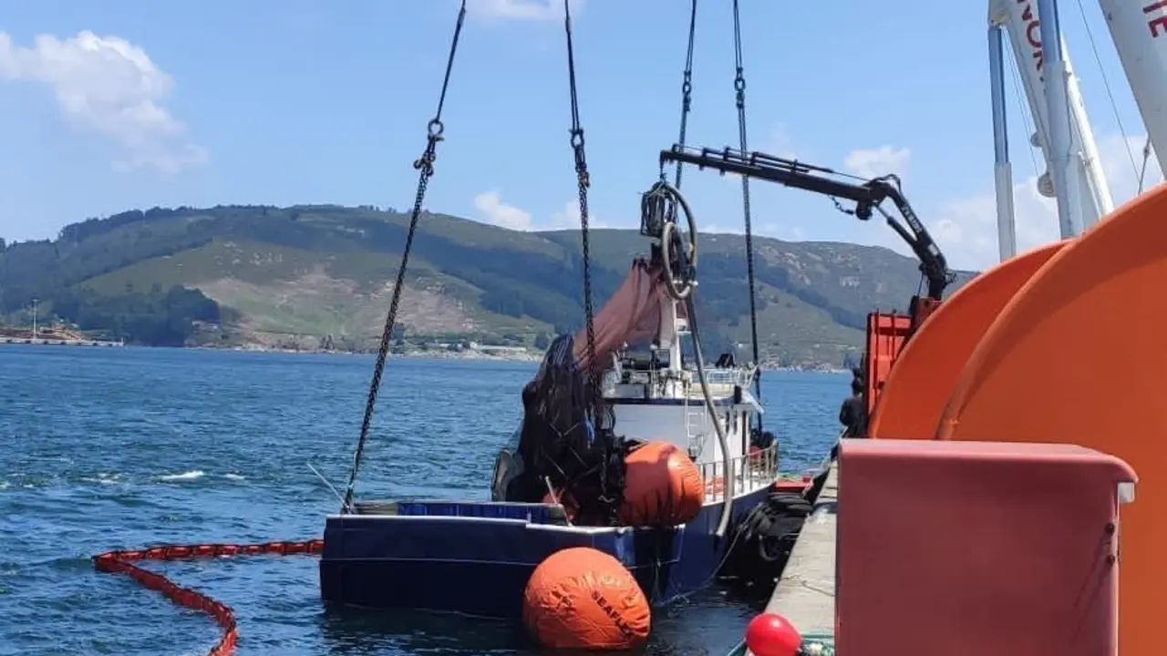 El cerquero tras ser refloado por dos gr&uacute;as en Caneli&ntilde;a, en Cedeira (A Coru&ntilde;a).