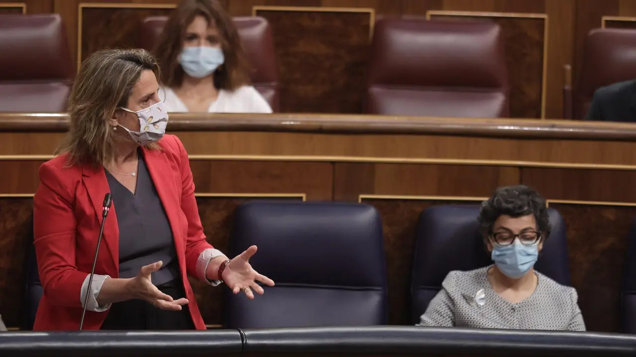 La vicepresidenta cuarta del Gobierno y ministra de Transici&oacute;n Ecol&oacute;gica y Reto Demogr&aacute;fico, Teresa Ribera, interviene en una sesi&oacute;n de control al Gobierno en el Congreso de los Diputados, a 23 de junio de 2021, en Madrid, (Espa&ntilde;a). El pleno de este marte