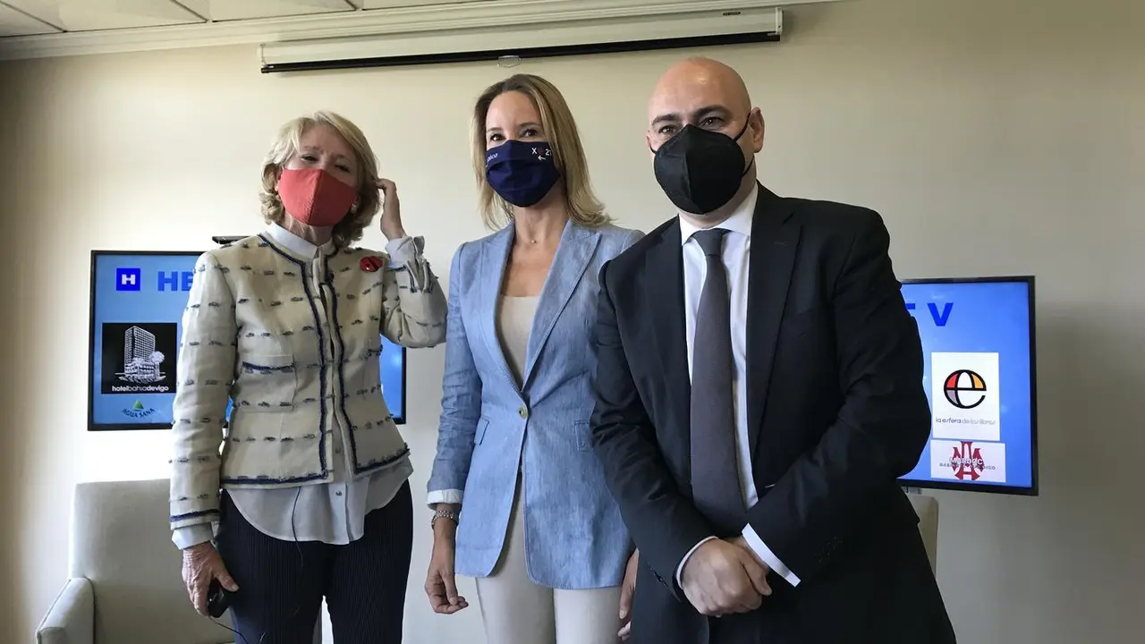 Esperanza Aguirre, la delegada de la Xunta en Vigo y el director de Hermes TV