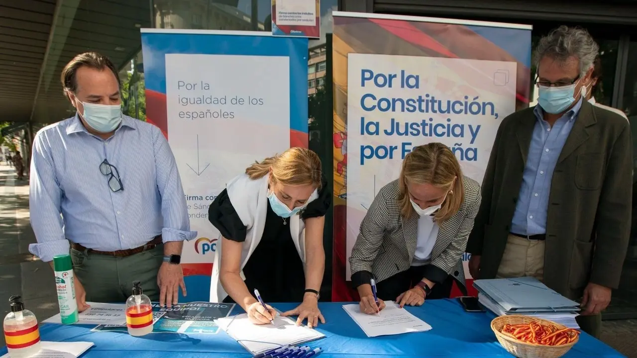 Las vicesecretaria de Organizaci&oacute;n del PP, Ana Beltr&aacute;n, y la secretaria general del PP de Madrid, Ana Cam&iacute;ns, estampan su firma en la campa&ntilde;a de recogida de firmas del partido contra los indultos. En Madrid, 1 de junio de 2021.